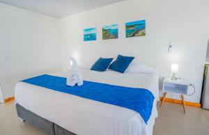 普罗维登西亚Hotel El Pirata Morgan的卧室配有一张大白色的蓝色床单