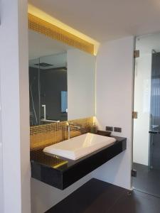 清迈NANEE Phra Singh - Adults Only的一间带水槽和大镜子的浴室