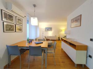 卢布尔雅那Apartment Eva Tour As Ljubljana的厨房以及带桌椅的用餐室。