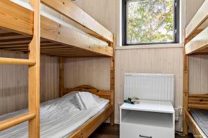 科尔莫登First Camp Kolmården-Norrköping的一间卧室配有两张双层床和一张书桌