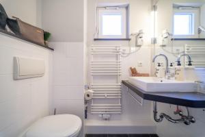 汉堡Auszeit Hotel Hamburg的白色的浴室设有水槽和卫生间。
