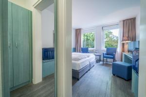 汉堡Auszeit Hotel Hamburg的一间卧室配有一张床,另一间卧室配有书桌