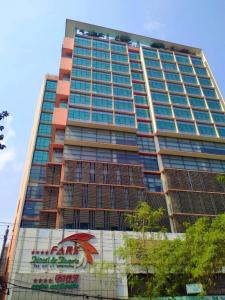 达卡FARS Hotel & Resorts - BAR-Buffet-Pool-SPA的一座高大的建筑,旁边有一个标志