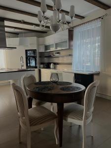 利耶帕亚Boutique Guest House的厨房配有木桌和椅子