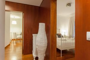 里斯本FLH Expo Cozy Apartment的一间设有一间卧室、一张婴儿床和一面镜子的房间