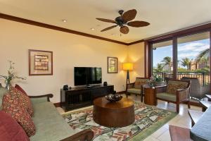 卡波雷Ko Olina Beach Villas O410 - 2BR Luxury Condo with Partial Ocean View的带沙发和平面电视的客厅