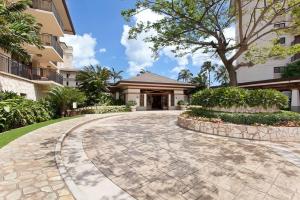 卡波雷Ko Olina Beach Villas O410 - 2BR Luxury Condo with Partial Ocean View的车道在建筑前