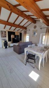 托里德尔贝纳科Casa Elsa的客厅配有白色桌子和沙发