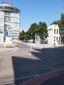 布拉迪斯拉发Living Bratislava &Mlynské Nivy& Bus station的一个大建筑前的一条空的街道