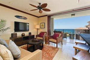 卡波雷Ko Olina Beach Villas O1002 - 3BR Luxury Condo with Stunning Ocean View & 2 Free Parking的带沙发和电视的客厅