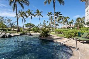 卡波雷Ko Olina Beach Villas O1002 - 3BR Luxury Condo with Stunning Ocean View & 2 Free Parking的度假村内带水管的游泳池