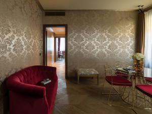 威尼斯Madama Garden Retreat的客厅配有红色的沙发和桌子