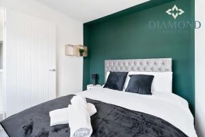 格兰奇茅斯Grangemouth, 3 Bed House, Free Parking, Business or Leisure的一间卧室设有一张大床和绿色的墙壁