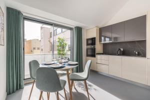 里斯本Succeed Campo Pequeno Apartments的厨房以及带桌椅的用餐室。