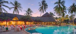 吉汶瓦蓝色海湾度假酒店及水疗中心的一个带游泳池和餐厅的一个度假胜地