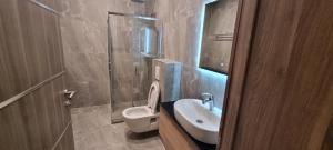 帕莱Hotel Zlatna Žita的浴室配有白色卫生间和盥洗盆。