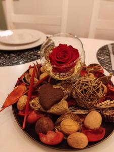 维罗纳L'Ultima Rosa的一张饼干和一张桌子上的玫瑰