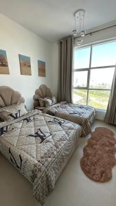 阿吉曼2 bedrooms new brand with amazing view的带窗户的客房内的两张床