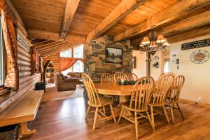 达克科里克村Cozy Utah Cabin with Pool Table, Deck and Fire Pit!的一间带木桌和椅子的用餐室