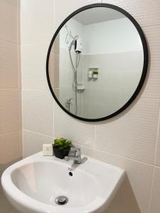 巴科洛德One bedroom Condo Suite in Bacolod City的浴室设有白色水槽和镜子