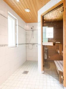Himos库安帕沃克拉姆旅馆的带淋浴和盥洗盆的浴室