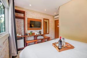 伊克斯雷玛Hotel Villa Lobos Spa Romantik的卧室配有白色的床和电视。