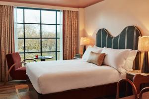 伦敦The Hoxton, Shepherds Bush的酒店客房设有一张床和一个大窗户