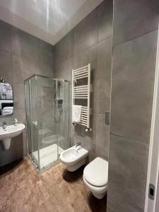 巴里Il Civico 2的带淋浴、卫生间和盥洗盆的浴室
