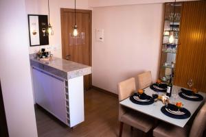 佩德拉阿祖尔Loft 335 Vista Azul的厨房配有桌椅和柜台。