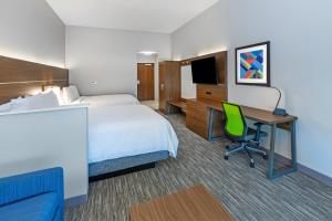 休斯顿Holiday Inn Express & Suites - Houston - N Downtown, an IHG Hotel的酒店客房配有一张床和一张带电脑的书桌