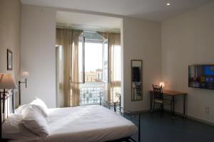 那不勒斯玛格丽特别墅酒店的一间卧室配有一张床、一个窗口和一张书桌
