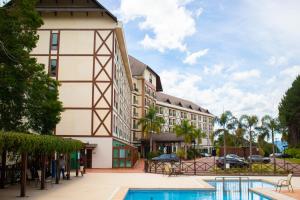 佩德拉阿祖尔Loft 335 Vista Azul的大楼前有游泳池的酒店