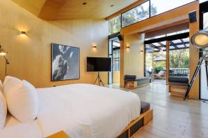 墨西哥城Casa Wynwood Roma Norte的卧室配有一张白色大床和电视。