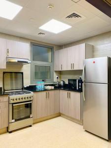 Spacious Condo near Dubai Butterfly Garden with Pool, King Bed, Gym, Wi-Fi的厨房或小厨房