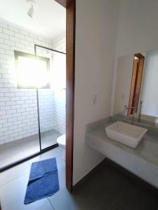 伦索伊斯Casa Papa-Vento的一间带水槽、卫生间和镜子的浴室