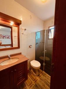托雷斯Casa da Praia Pousada - Guesthouse的浴室配有卫生间、淋浴和盥洗盆。