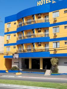 维多利亚国际大酒店的拥有黄色和蓝色建筑的酒店