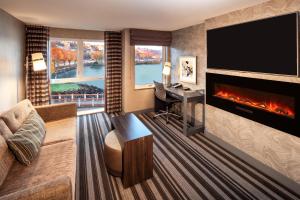 塔科马Silver Cloud Hotel Tacoma Waterfront的客厅设有壁炉和电视。