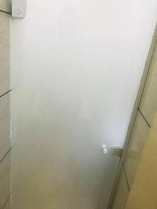 圣保罗Hotel Gasometro的白色墙壁,浴室光线充足