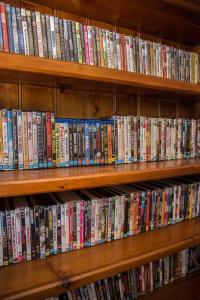 比奇沃斯比奇沃思桥上汽车旅馆的书架上堆满了dvds