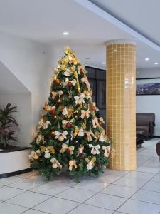 维多利亚国际大酒店的大堂中间的圣诞树