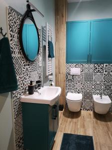 兰卡特Apartament dla Ciebie的一间带水槽、镜子和卫生间的浴室