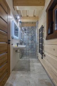 迪马诺卡多林纳Drevenica Lesanka的一间带水槽和淋浴的浴室