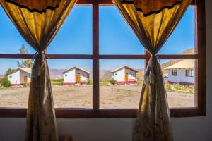 普特雷La Chakana Lodge的享有远处房屋景致的窗户