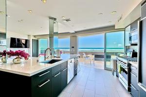 Crown Jewel in Mission Beach at Ocean Front Walk的厨房或小厨房