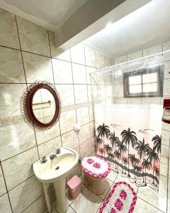 南圣弗朗西斯科Pousada Happy的一间带水槽、卫生间和镜子的浴室