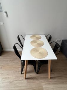 瓦伦西亚Vip Apartments Valencia的一张白色桌子,四周摆放着四把黑色椅子