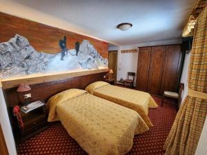 布勒伊-切尔维尼亚Apartments Suites LAC BLEU的酒店客房设有两张床,墙上挂有绘画作品