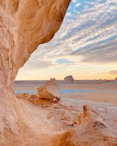 BawatiWestern desert safari的享有岩石海滩和大海的景色