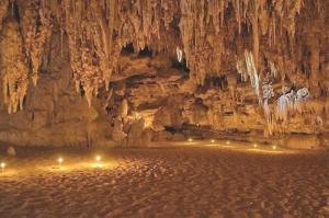 BawatiWestern desert safari的水中有些灯光的洞穴和洞穴探险者